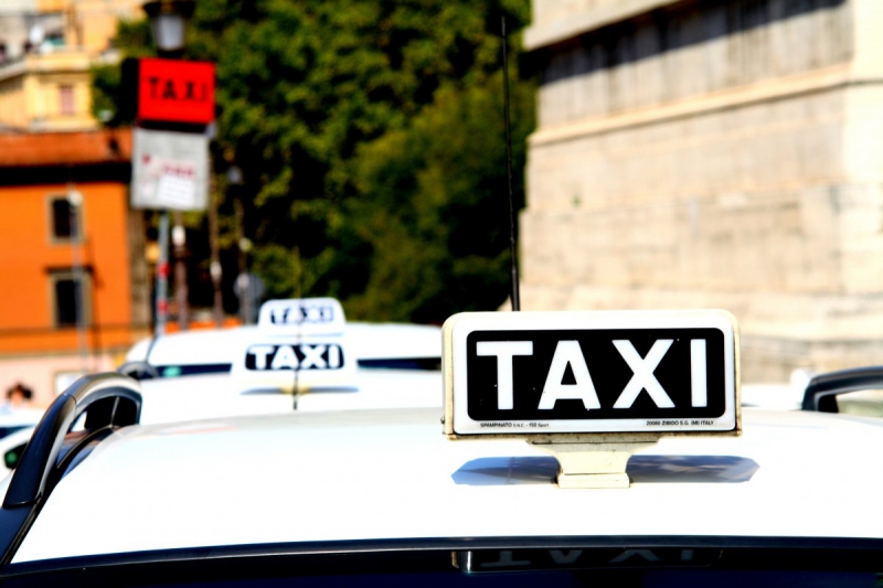 taxis-LES FERRES-min_taxi_auto_rome_road_white-1051610